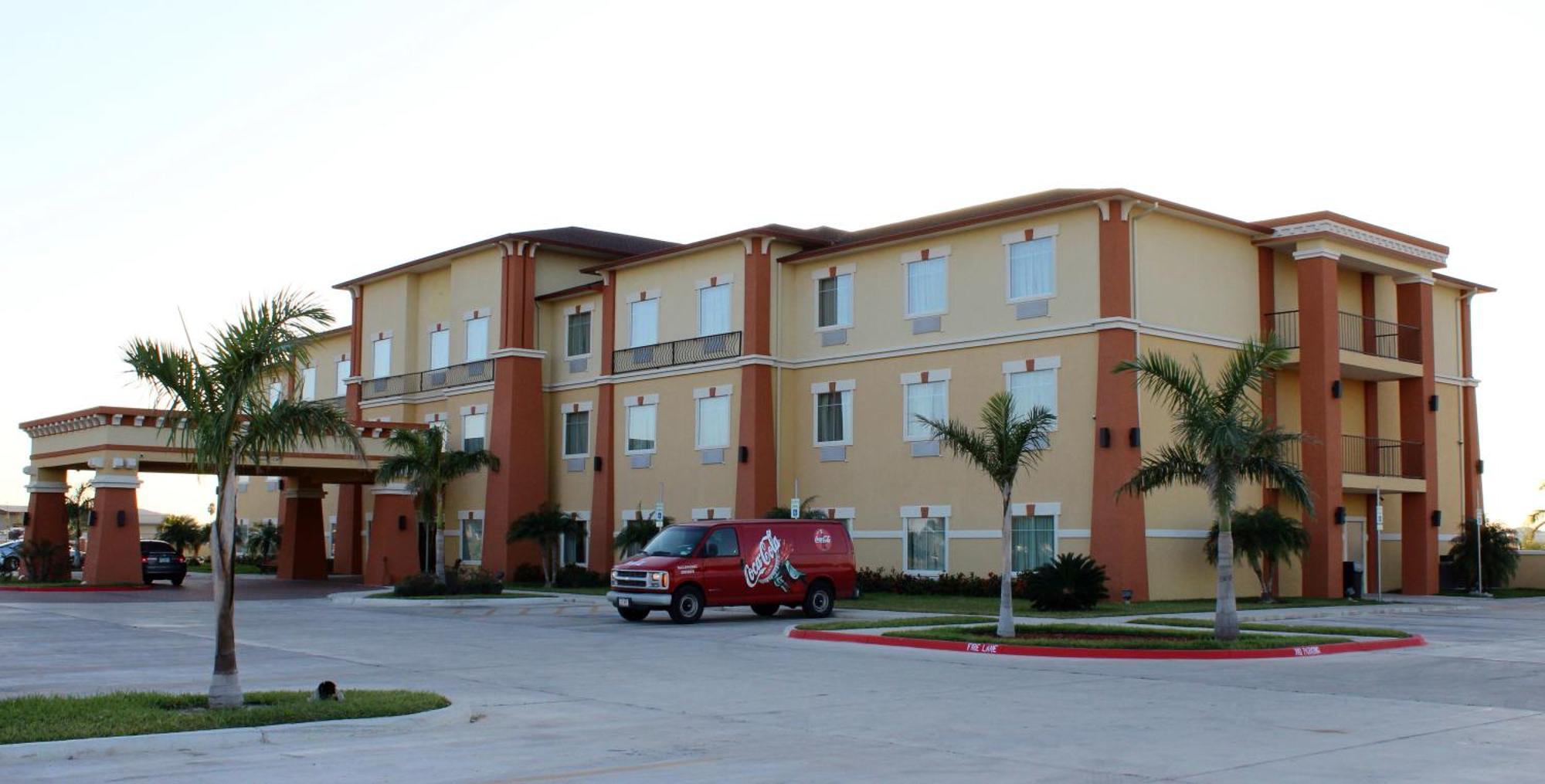 Super 8 By Wyndham Hidalgo At La Plaza Mall & Mcallen Airport Exterior photo